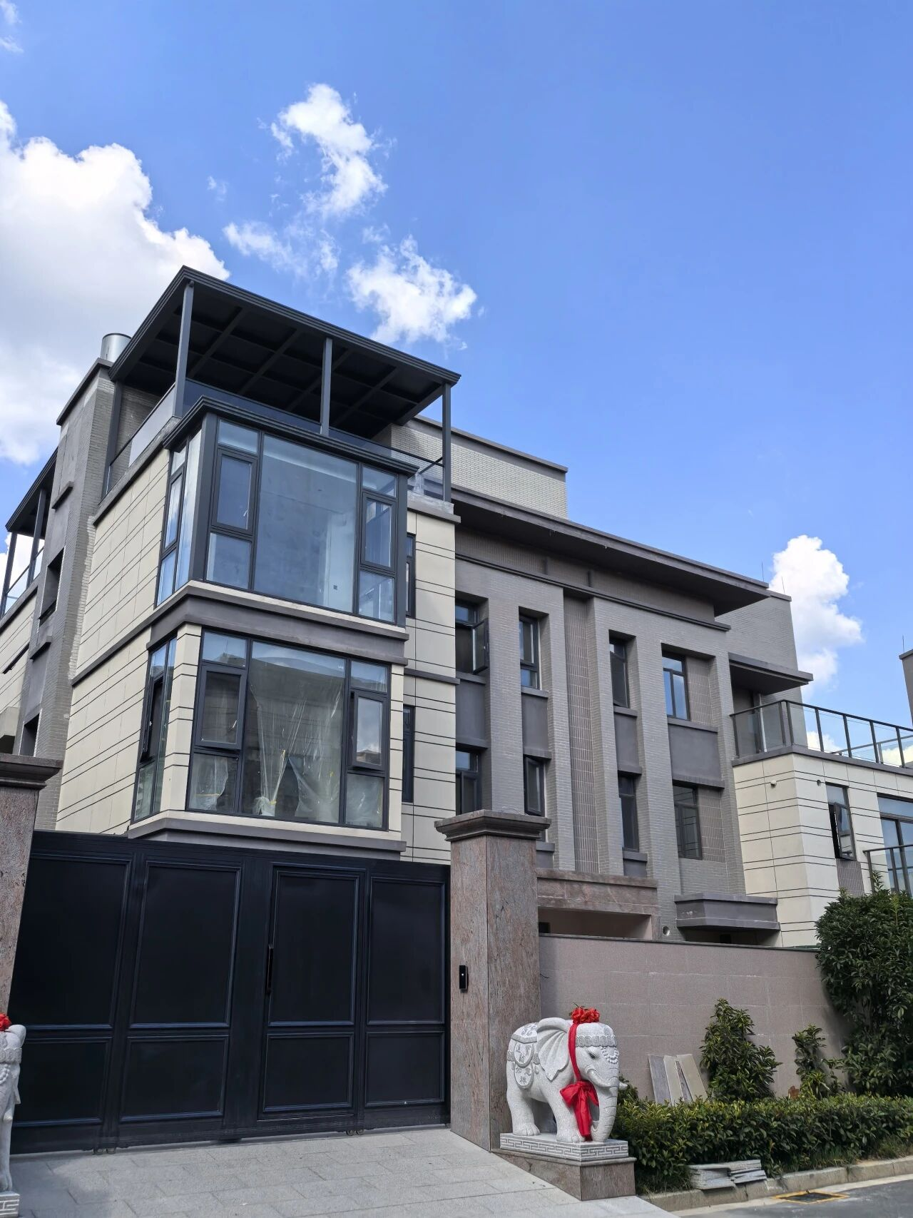 现代风格别墅电梯选法立奥，用科技美学点亮品质生活